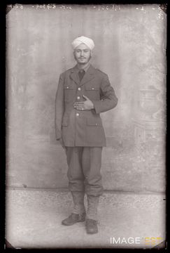 Portrait en pied d'un militaire marocain (Le Val-d'Ajol)