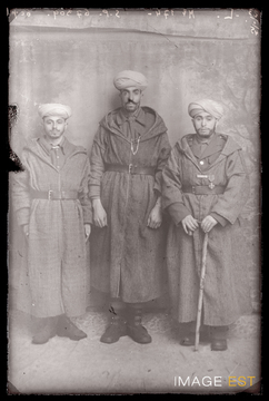 Portrait en pied de trois goumiers marocains (Le Val-d'Ajol)