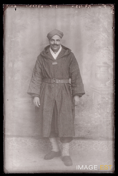 Portrait en pied d'un goumier marocain (Le Val-d'Ajol)