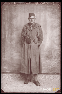 Portrait en pied d'un goumier marocain (Le Val-d'Ajol)