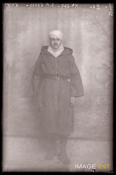 Portrait en pied d'un goumier marocain (Le Val-d'Ajol)