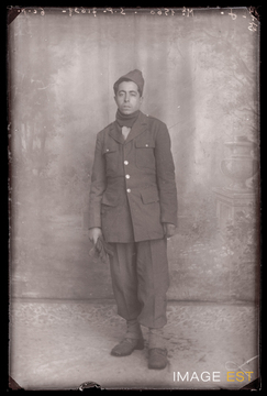 Portrait en pied d'un militaire marocain (Le Val-d'Ajol)