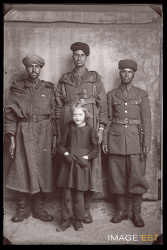 Portrait en pied de trois goumiers marocains (Le Val-d'Ajol)