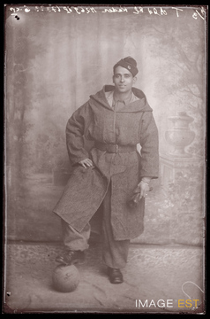 Portrait en pied d'un goumier marocain (Le Val-d'Ajol)