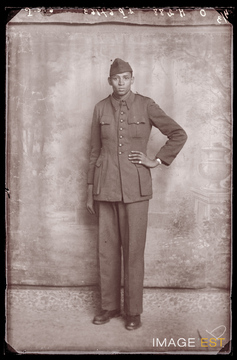 Portrait en pied d'un militaire marocain (Le Val-d'Ajol)