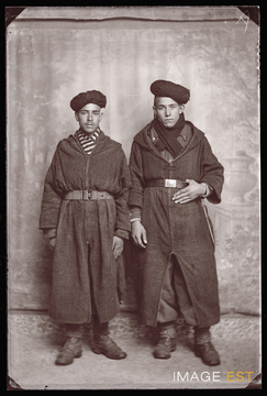 Portrait en pied de deux goumiers marocains (Le Val-d'Ajol)