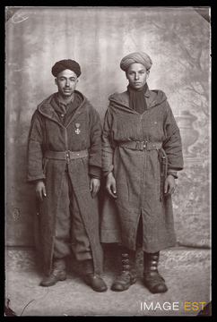 Portrait en pied de deux goumiers marocains (Le Val-d'Ajol)