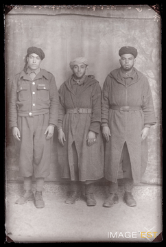 Portrait en pied de trois goumiers marocains (Le Val-d'Ajol)