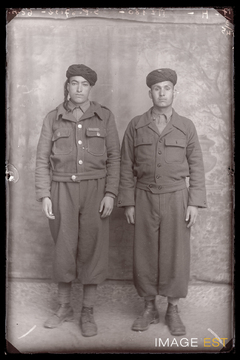 Portrait en pied de deux goumiers marocains (Le Val-d'Ajol)