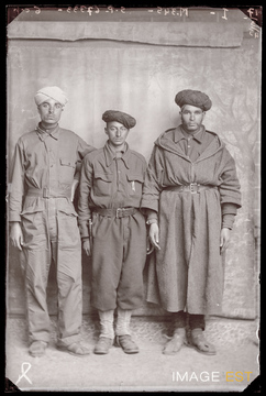 Portrait en pied de trois goumiers marocains (Le Val-d'Ajol)