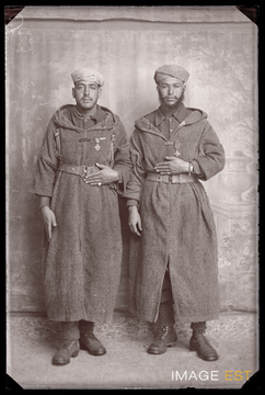 Portrait en pied de deux goumiers marocains (Le Val-d'Ajol)