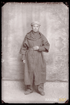 Portrait en pied d'un goumier marocain (Le Val-d'Ajol)