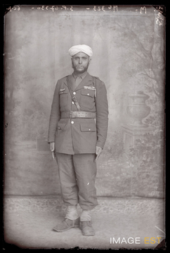 Portrait en pied d'un militaire marocain (Le Val-d'Ajol)
