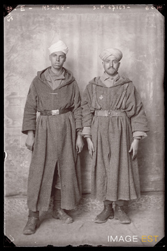 Portrait en pied de deux goumiers marocains (Le Val-d'Ajol)