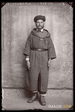 Portrait en pied d'un goumier marocain (Le Val-d'Ajol)