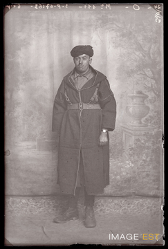 Portrait en pied d'un goumier marocain (Le Val-d'Ajol)