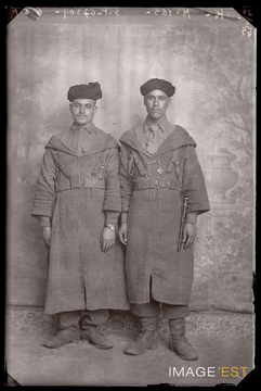 Portrait en pied de deux goumiers marocains (Le Val-d'Ajol)