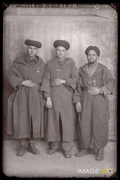 Portrait en pied de trois goumiers marocains (Le Val-d'Ajol)