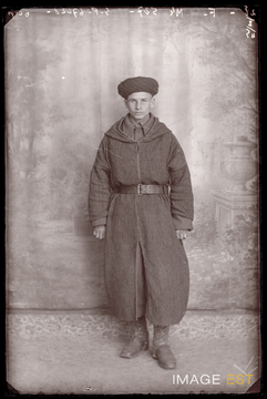 Portrait en pied d'un goumier marocain (Le Val-d'Ajol)