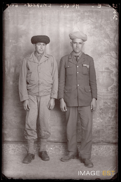 Portrait en pied de deux goumiers marocains (Le Val-d'Ajol)