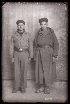 Portrait en pied de deux goumiers marocains (Le Val-d'Ajol)