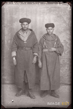 Portrait en pied de deux goumiers marocains (Le Val-d'Ajol)