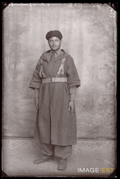 Portrait en pied d'un goumier marocain (Le Val-d'Ajol)