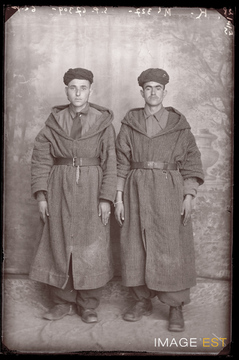 Portrait en pied de deux goumiers marocains (Le Val-d'Ajol)
