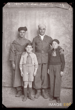 Portrait en pied de deux goumiers marocains (Le Val-d'Ajol)