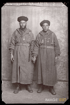Portrait en pied de deux goumiers marocains (Le Val-d'Ajol)