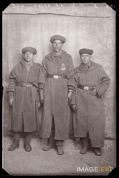 Portrait en pied de trois goumiers marocains (Le Val-d'Ajol)