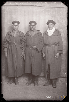 Portrait en pied de trois goumiers marocains (Le Val-d'Ajol)