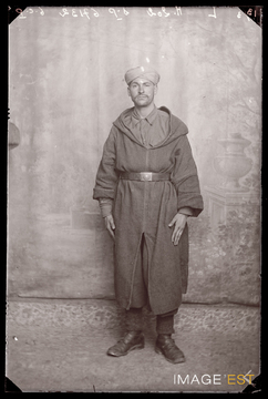 Portrait en pied d'un goumier marocain (Le Val-d'Ajol)