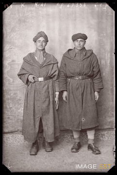 Portrait en pied de deux goumiers marocains (Le Val-d'Ajol)