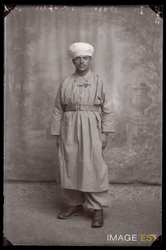 Portrait en pied d'un goumier marocain (Le Val-d'Ajol)