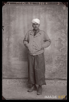 Portrait en pied d'un goumier marocain (Le Val-d'Ajol)
