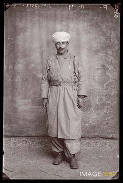 Portrait en pied d'un goumier marocain (Le Val-d'Ajol)