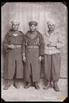 Portrait en pied de trois goumiers marocains (Le Val-d'Ajol)