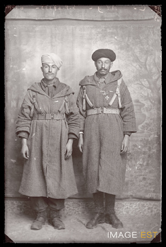 Portrait en pied de deux goumiers marocains (Le Val-d'Ajol)
