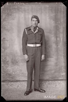 Portrait en pied d'un goumier marocain (Le Val-d'Ajol)