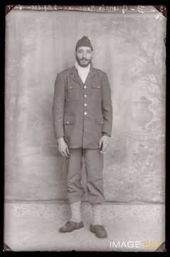 Portrait en pied d'un militaire marocain (Le Val-d'Ajol)
