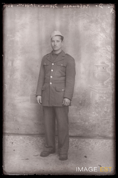 Portrait en pied d'un militaire marocain (Le Val-d'Ajol)