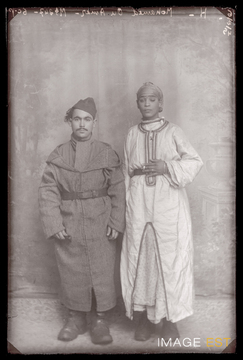 Portrait en pied d'un goumier marocain (Le Val-d'Ajol)
