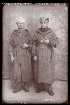 Portrait en pied de deux goumiers marocains (Le Val-d'Ajol)