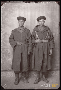 Portrait en pied de deux goumiers marocains (Le Val-d'Ajol)