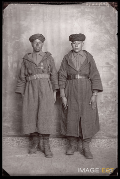 Portrait en pied de deux goumiers marocains (Le Val-d'Ajol)