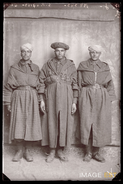 Portrait en pied de trois goumiers marocains (Le Val-d'Ajol)