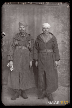 Portrait en pied de deux goumiers marocains (Le Val-d'Ajol)