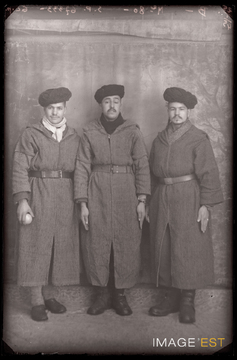 Portrait en pied de trois goumiers marocains (Le Val-d'Ajol)
