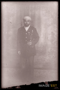 Portrait en pied d'un militaire marocain (Le Val-d'Ajol)